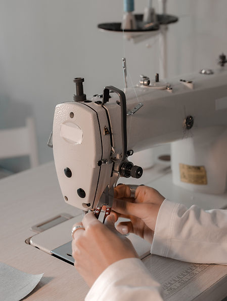 Machine à broder professionnelle personnalisant des vêtements pour entreprises, cercles étudiants et scouts en Wallonie et à