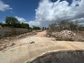 Terreno dentro de ciudad caucel, cerca dela unidad acuática. Ideal para construir alguna residencia con amplio terreno o algún proyecto comercial.