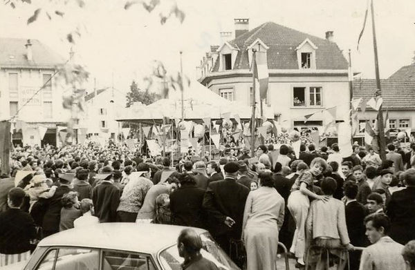 En ce 14 juin 1965, la foule envahit Vagney. La presse parle alors de 10 000 personnes présentes pour assister au tournage d’une scène historique des Grandes Gueules, la fête des bûcherons.