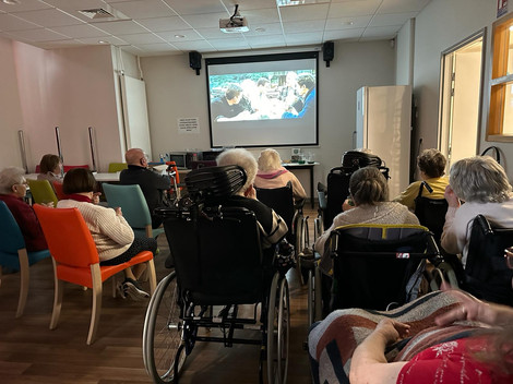 Cette parenthèse consacrée à BOURVIL était aussi l’occasion de revoir certains de ses films, notamment dans le cadre des séances cinéma habituellement proposées aux résidents le dimanche.

Les films : « Sérénade au Texas », « Fortunat », « Les grandes gueules » : des opus cinématographiques certes plus rarement diffusés sur le petit écran mais tout autant représentatif de l’artiste.