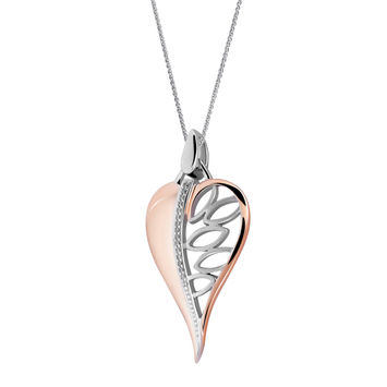 Een ketting met juweel en diamandjes op witte achtergrond.