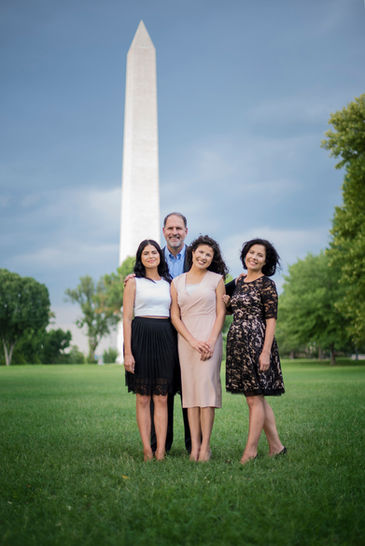 Latino family Photoshoot in Washington DC, next to Jefferson Memorial and national monument