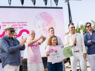 Carrera por la vida recibiendo el donativo