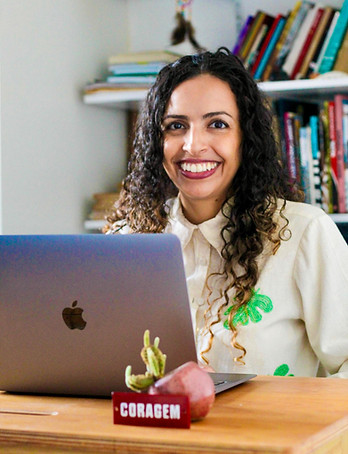 Thaís, psicanalista em São Paulo, oferecendo atendimento presencial na Vila Mariana e online.