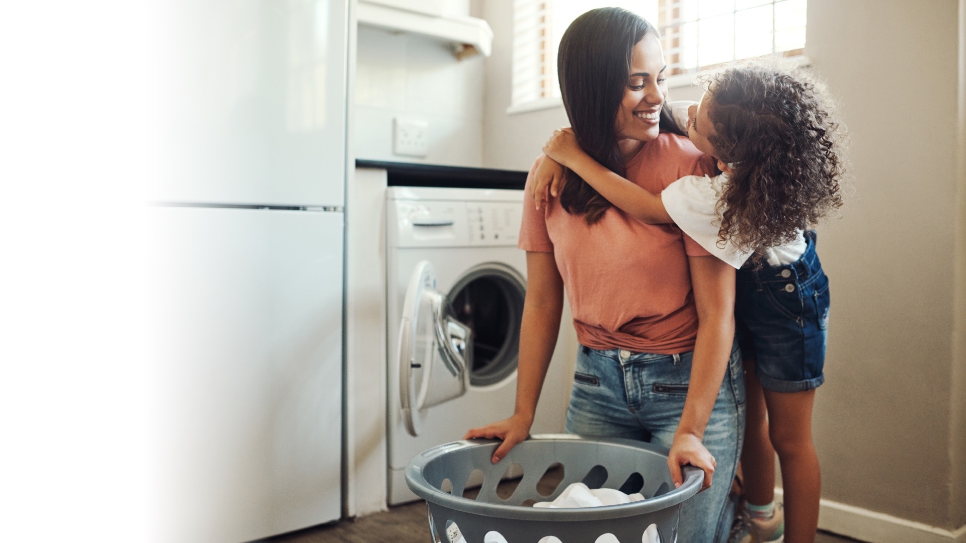 Familia puertorriqueña en Toa Baja feliz tras la Reparación de Lavadoras