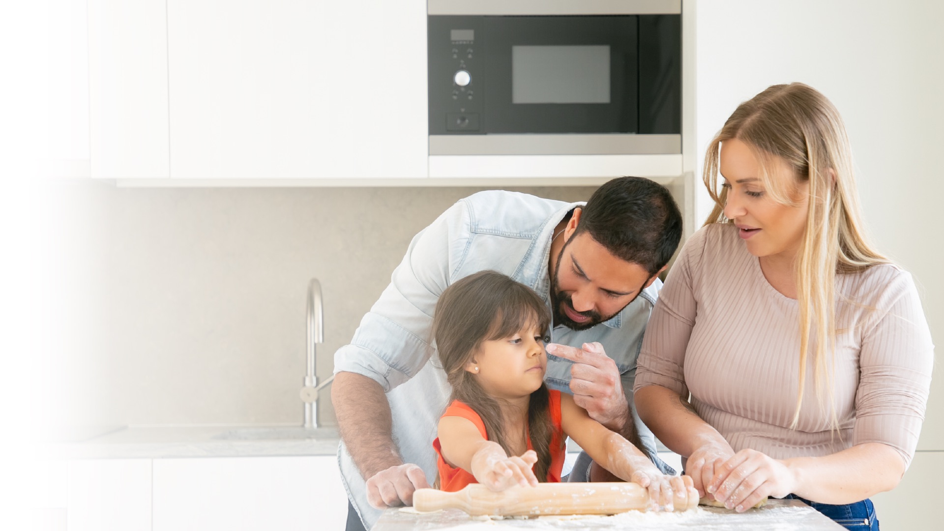 Familia puertorriqueña en Loiza feliz tras la Reparación de Microondas