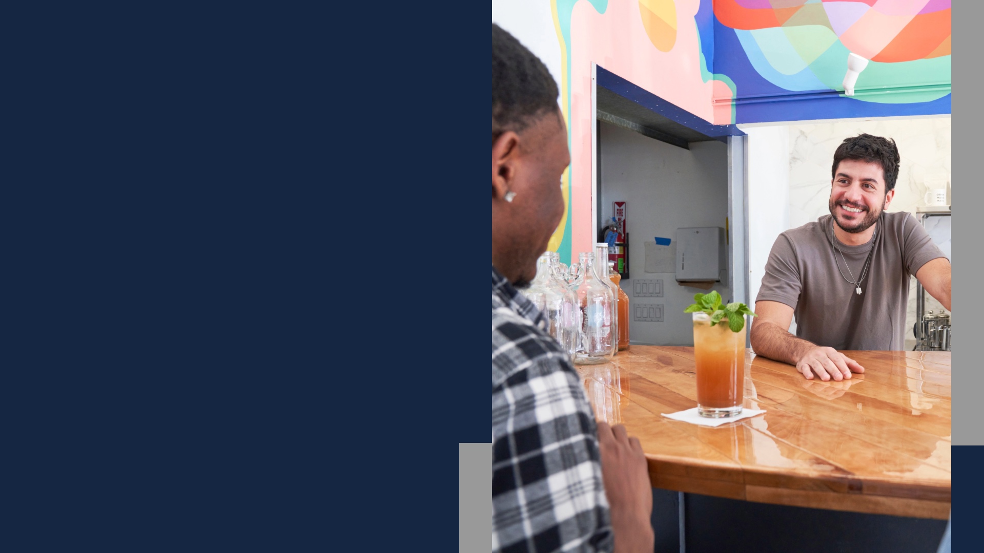 Familia puertorriqueña en Las Piedras feliz tras la Reparación de Maquinas de Hielo