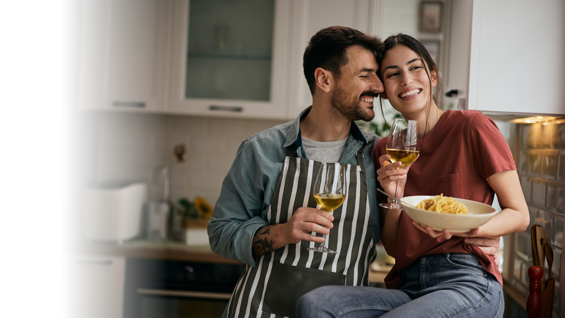 Familia puertorriqueña en Viejo San Juan feliz tras la Reparación de Vineras