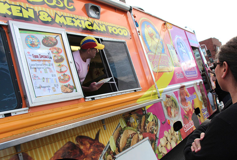 Food & Art Walk in Silver City District ©Lucia Lozano