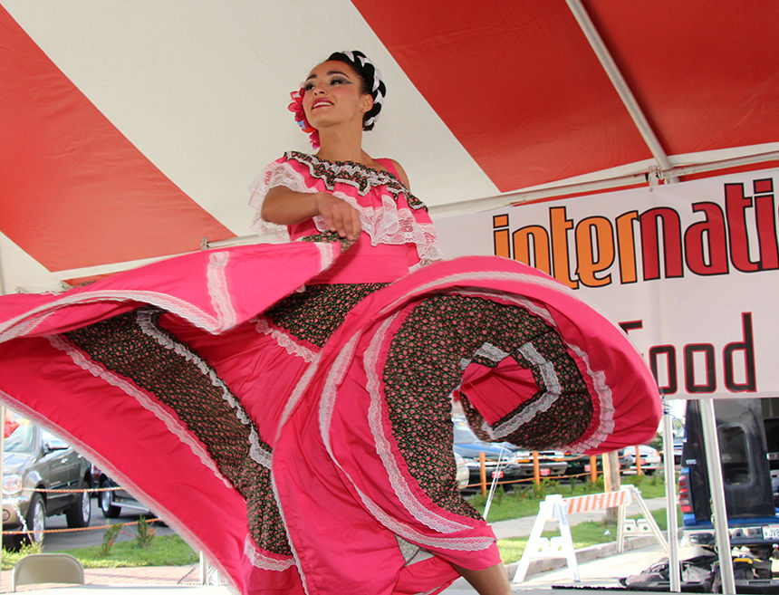Food & Art Walk in Silver City District ©Lucia Lozano