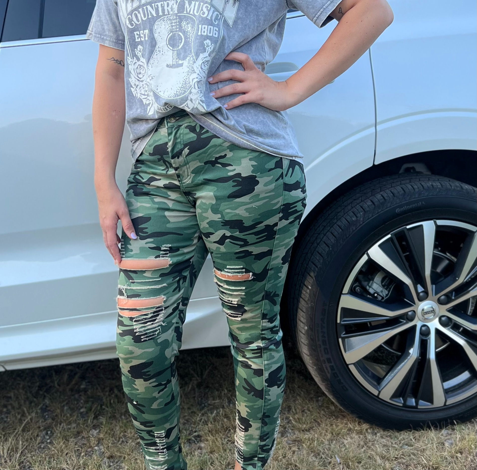 WOMEN'S RIPPED CAMOFLOUGE JEAN