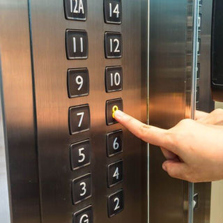 SOBE O SOM, DJ! O dia que peguei elevador com Kenny G, Enya e João Gomes...	