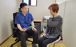 施術後に説明をする様子