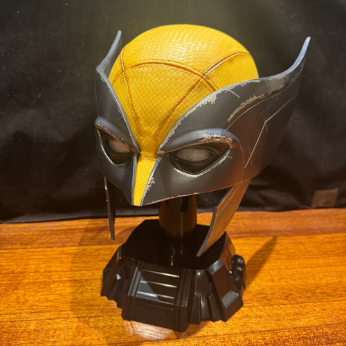Máscara Premium De Lobezno A Escala 1:1 De Marvel Legends | Casco De Juego De Rol Con Base Y Detalles De Combate Para Cosplay Y Exhibición