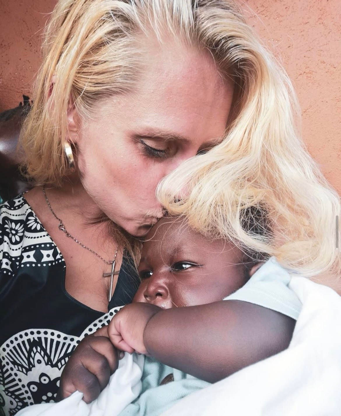 Lahjoitus Blooming Desert African toiminnan tueksi