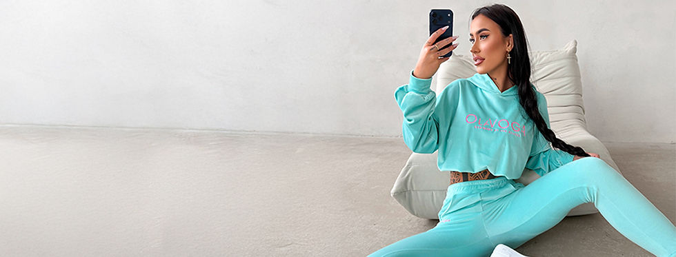 Kobieta w miętowym (mint) komplecie dresowym damskim NEROLI 2026 OLAVOGA – bluza z kapture