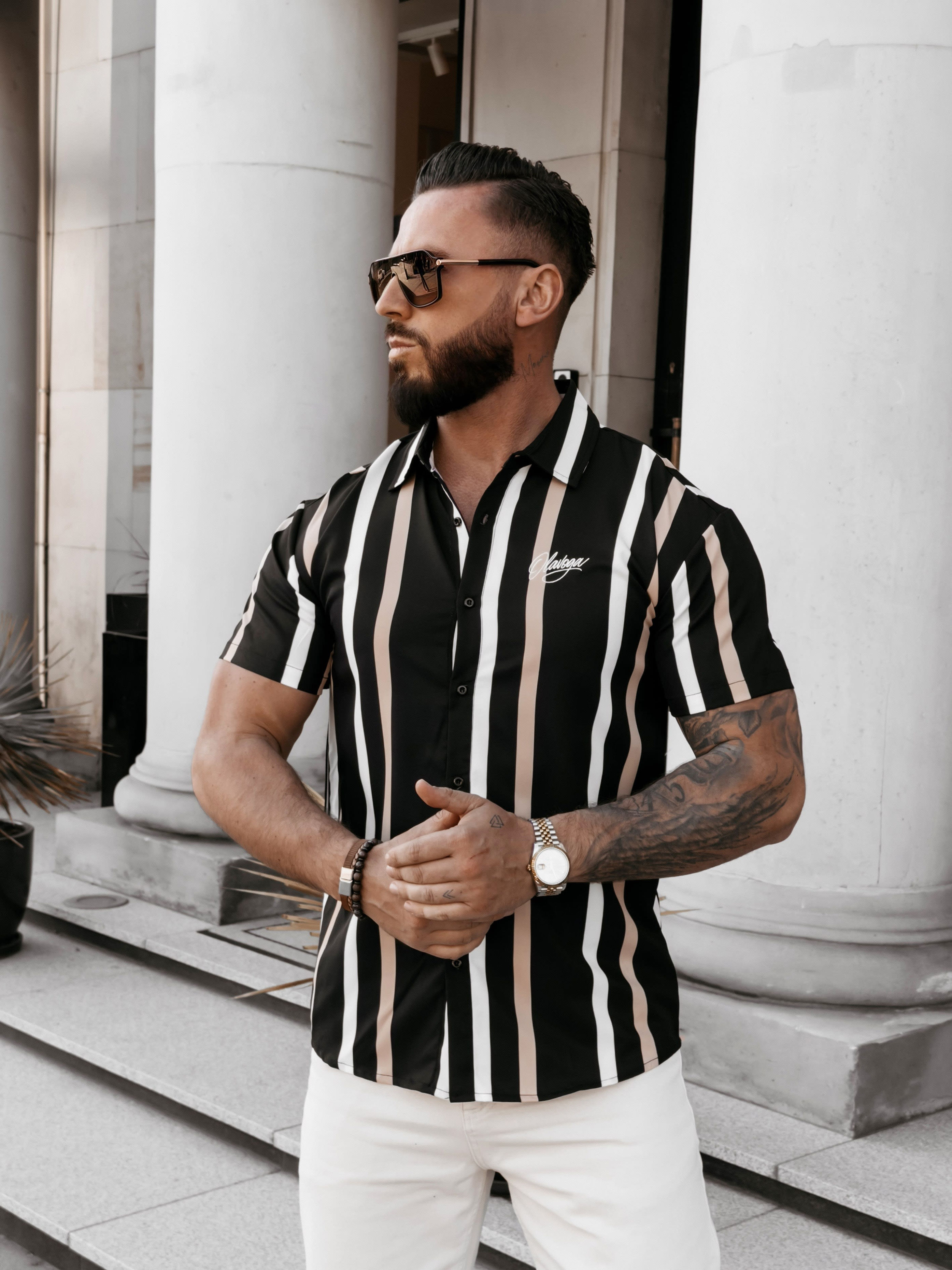 Męska koszula casualowa z krótkim rękawem, wzorem w pionowe pasy i haftowanym logo brandu — Ola Voga MIUS 2026
