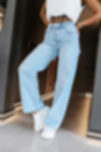 Damskie jeansy wide leg z wysokim stanem, efektem sprania i przetarciami z tyłu, haftowane logo brandu na nogawkach — Ola Vog