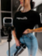 Oversize'owy t-shirt damski z aplikacją z perełek w kształcie logo OLAVOGA, luźne rękawy z kontrastowymi wiązaniami Ola Voga