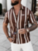 Męska koszula casualowa z krótkim rękawem, wzorem w pionowe pasy i haftowanym logo brandu — Ola Voga MIUS 2026