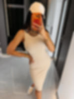Dopasowana sukienka midi bodycon z prążkowanego materiału, dekolt tank z efektem distressed, logo OLV — Ola Voga