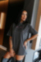 Damski t-shirt z perforacjami w kształcie gwiazdek odsłaniającymi kontrastową podszewkę, haftowane logo na froncie — Ola Voga