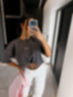 Damski t-shirt regular fit z efektem spranego materiału, logo brandu na froncie i nadrukiem FASHION MADE ME THIS na plecach