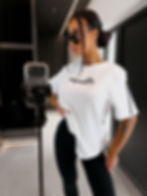 Oversize'owy t-shirt damski z aplikacją z perełek w kształcie logo OLAVOGA, luźne rękawy z kontrastowymi wiązaniami Ola Voga