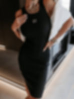 Dopasowana sukienka midi bodycon z prążkowanego materiału, dekolt tank z efektem distressed, logo OLV — Ola Voga