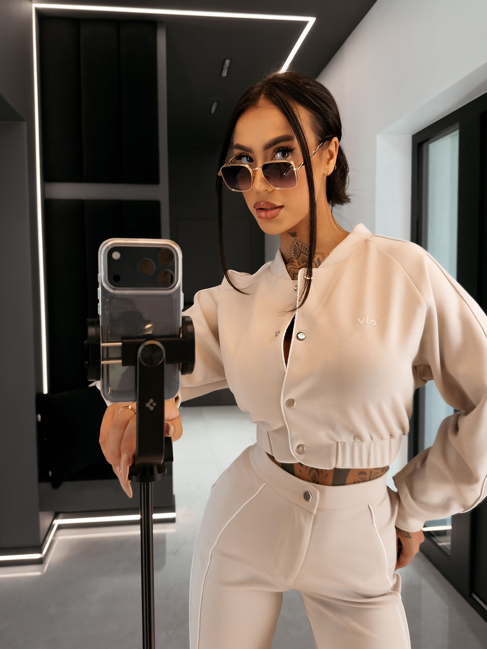 Damski komplet z dzianiny — krótka bluza na metaliczne napy i spodnie flare z wysokim stanem, kontrastowy piping, haftowane