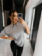 Damski t-shirt regular fit z efektem spranego materiału, logo brandu na froncie i nadrukiem FASHION MADE ME THIS na plecach