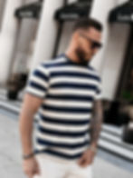 Męski sweter z krótkim rękawem, okrągłym dekoltem, wzorem w poziome pasy i haftowanym logo OLAVOGA — Ola Voga NEXTO 2026