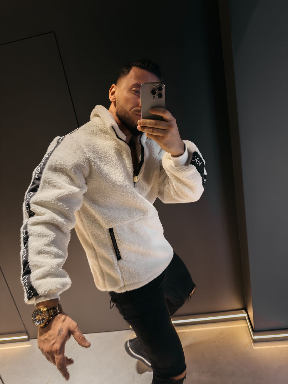 Thumbnail: Ola Voga Men Casualowy polar wykonany z miękkiej, przyjemnej w dotyku dzianiny typu teddy. Model o luźnym kroju