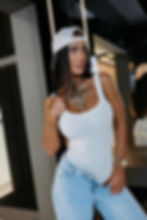 Dopasowane body damskie z okrągłym dekoltem i szerokimi ramiączkami, logo OLV na froncie, zapięcie na napy — Ola Voga AKOPI