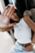 Dopasowany top damski z zaokrąglonym dekoltem, logo z kryształków na froncie i modelującym przeszyciem na plecach — Ola Voga