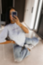 Damski t-shirt z perforacjami w kształcie gwiazdek odsłaniającymi kontrastową podszewkę, haftowane logo na froncie — Ola Voga