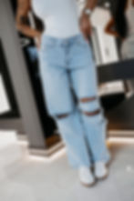 Damskie jeansy wide leg z wysokim stanem w kolorze sky blue, przetarcia z przodu, haftowane różowe logo na nogawkach