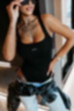 Dopasowane body damskie z okrągłym dekoltem i szerokimi ramiączkami, logo OLV na froncie, zapięcie na napy — Ola Voga AKOPI