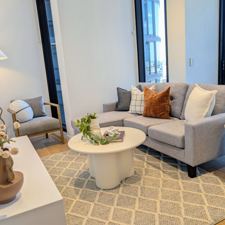 Professional Airbnb styling in Brisbane. View this Fortitude Valley 2 bedroom apartment styled for short-term rental success, higher bookings, and a strong online presence.