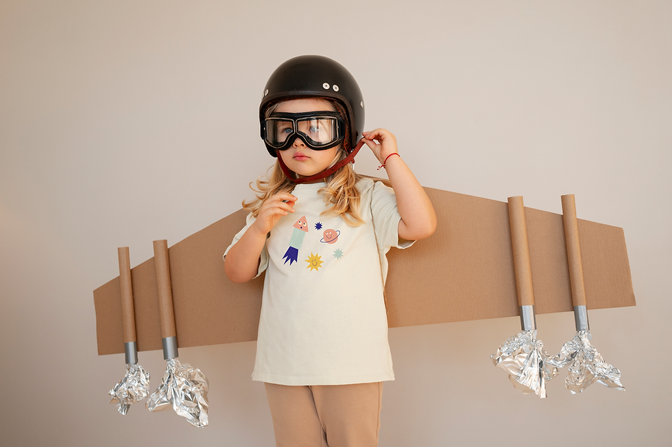 Mädchen als Fliegerin mit Weltall Motiv auf T-shirt