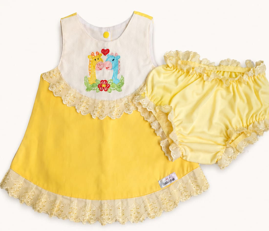 Vestido Artesanal Girafinhas Apaixonadas + Tapa Fralda