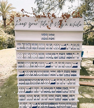 Un "find your seat" avec des carreaux de céramique bleue