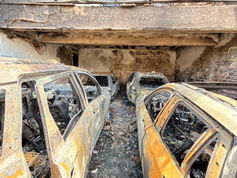 Incêndio em garagem causa danos a seis veículos e interdita casa parcialmente