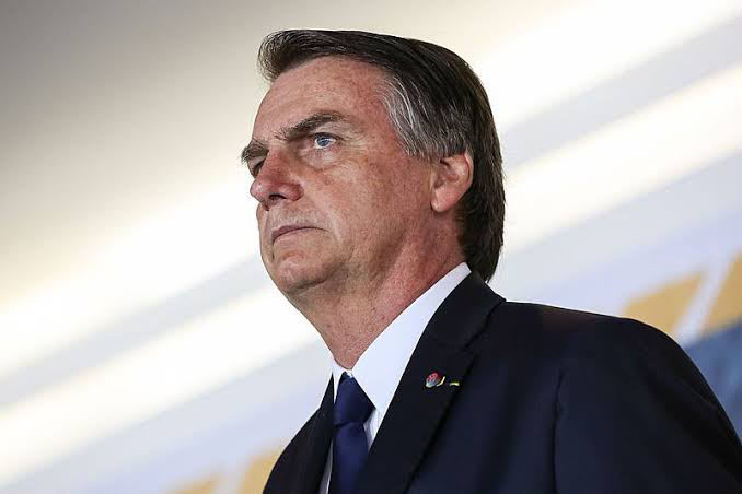 Defesa havia solicitado autorização excepcional para visita de Carlos, Flávio e Jair Renan neste domingo; visitas ao ex-presidente estão suspensas