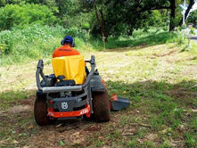 Trabalhador fazendo a limpeza nas vias públicas de Rio Preto