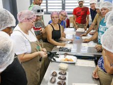 Rio Preto promove oficina de ovos de Páscoa em projeto de culinária inclusiva