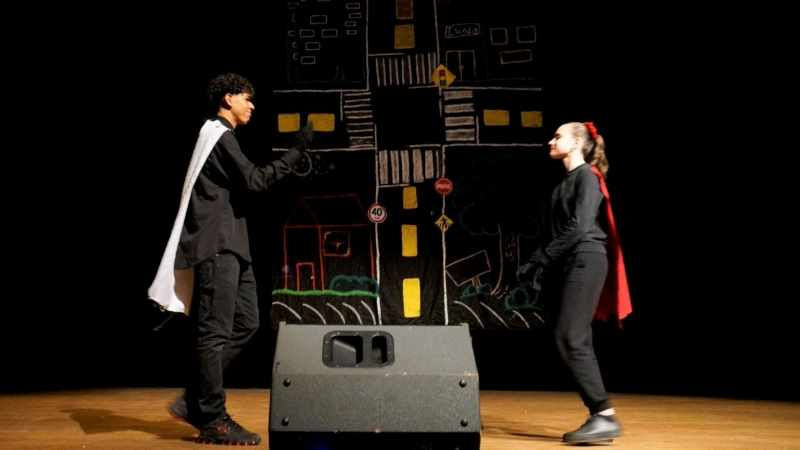 Iniciativa da Secretaria de Trânsito reúne estudantes do Ensino Fundamental e Médio em peças sobre segurança viária.