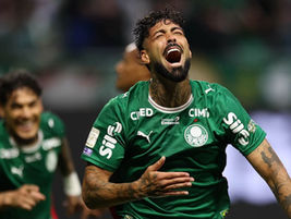 Palmeiras goleia Corinthians por 4 a 1 e segue na briga pela liderança do Brasileirão