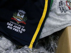 Prefeitura de Rio Preto distribui uniforme escolar parcial após atraso de empresa