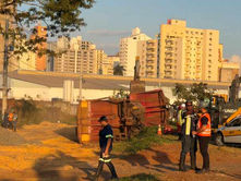 Trem com grãos descarrila